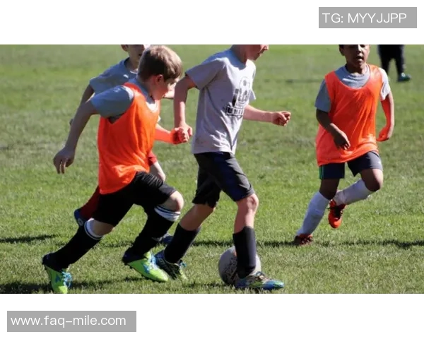 小孩踢足球的鞋子如何选择与保养技巧分享让孩子在球场上更自信